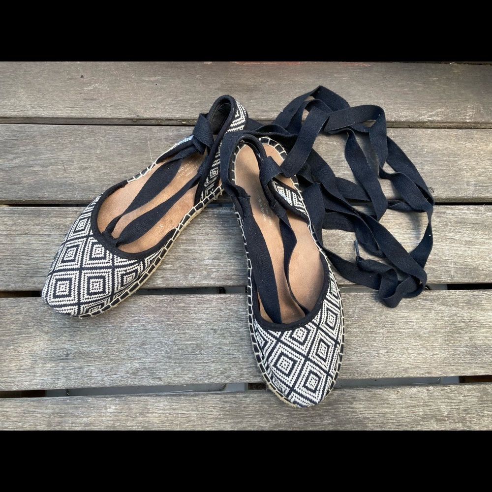 TOMS BELLA WOVEN ESPADRILLE ANKLE TIE SHOES 8.5 gently used black/white